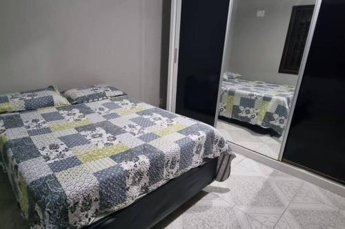 Un pat sau paturi într-o cameră la Chácara do Vale, lindo visual em Nova Friburgo
