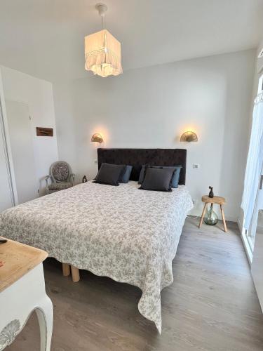 une chambre avec un grand lit dans une pièce dans l'établissement Maison au calme/ Plage 10 min à pied WIFI /5 pers, à Carnac