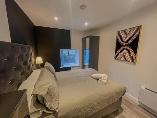 1 dormitorio con 1 cama grande y cabecero en Orange Rentals-Pets Welcome at the Gold Suite, Sleeps 3, High spec, en Liverpool