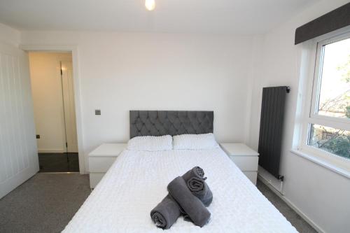 سرير أو أسرّة في غرفة في Modern Luxury Flat in London