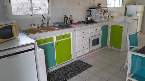 Kuchyň nebo kuchyňský kout v ubytování Coconing logements studios et maisons