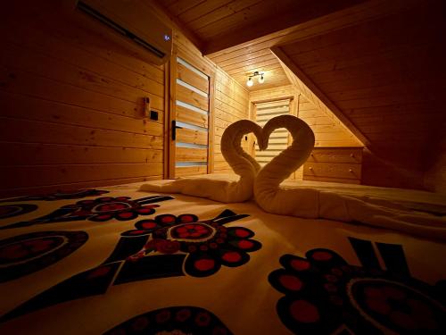 two swans sitting on a bed in a sauna at Góralska Osada Tatra House z jacuzzi in Białka Tatrzanska