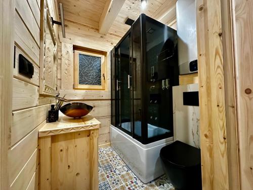 uma casa de banho com um chuveiro, um WC e um lavatório. em Góralska Osada Tatra House z jacuzzi em Białka Tatrzanska