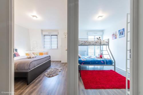 a bedroom with a bunk bed and a red rug at *SPACIOUS APARTMENT DISNEYLAND PARIS* in Serris