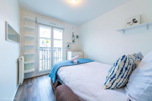 a small bedroom with a bed and a window at *SPACIOUS APARTMENT DISNEYLAND PARIS* in Serris