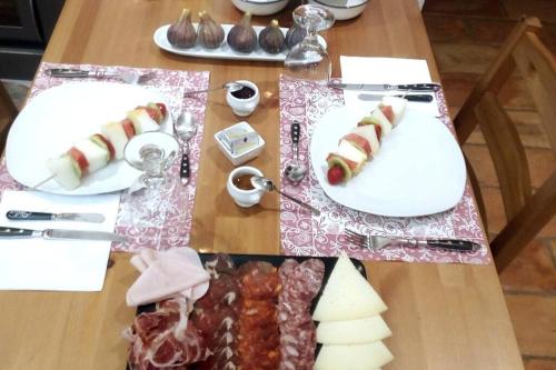 une table avec deux assiettes de nourriture dans l'établissement La iaia Merce, à L'Aldea