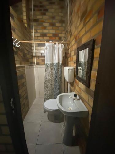 Baño pequeño con lavabo y aseo en Residencial da Casinha, en Garopaba