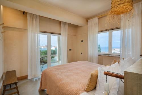 Cama ou camas em um quarto em Azenhas do Mar Valley House