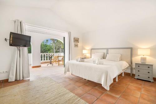 Un pat sau paturi într-o cameră la Villa Monte Penedo, heated pool