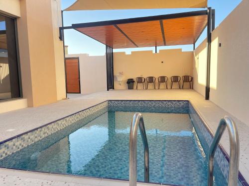uma piscina no quintal de uma casa em AL Rabie Resort ,Nizwa Grand Mall em Firq