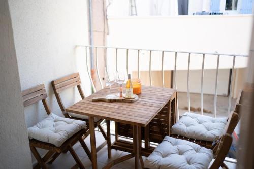 ベドアンにあるL'évasion de Bedoin, appartementの木製テーブル(椅子2脚、ドリンク付)