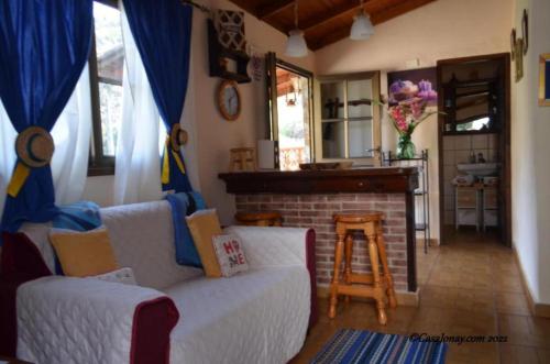 - un salon avec un canapé blanc et une cheminée dans l'établissement Casa rural con Wifi y estupenda vista a la montaña en Hermigua, à Hermigua