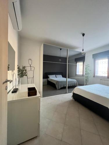 ein Schlafzimmer mit einem Bett und einem großen Spiegel in der Unterkunft Ninni's Home in Rom