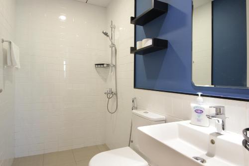 a bathroom with a toilet and a sink and a shower at Silk Valley - Furnished 2bhk Close To Metro in Dubai Marina