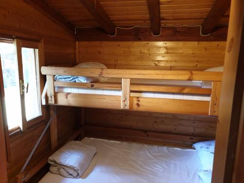 a room with two bunk beds in a cabin at Brevar Vakantie - Porlezza in Porlezza