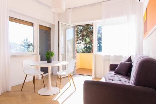 un soggiorno con divano e tavolo di Eur terrazzo vista Laghetto Modigliani a Roma