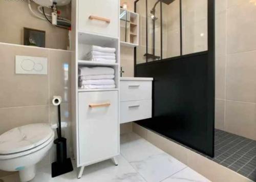 W łazience znajduje się biała toaleta i prysznic. w obiekcie BORD DE PLAGE LÔNES BONNEGRACE, PORT de SANARY SUR MER w mieście Sanary-sur-Mer