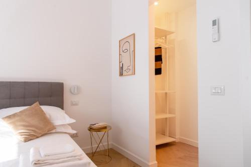 um pequeno quarto com uma cama e um closet em Eur terrazzo vista Laghetto Modigliani em Roma