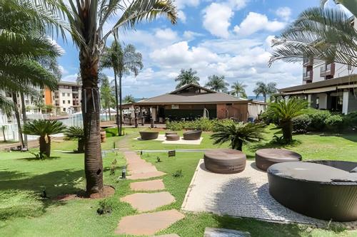 a park with palm trees and a building at OZPED Flats Particulares Edifício Life Resort in Brasilia