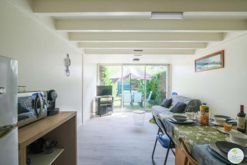 une cuisine et un salon avec un canapé et une table dans l'établissement Biscarrosse Lac- Joli duplex 6 personnes proche du lac, à Biscarrosse