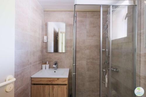 Et badeværelse på Biscarrosse Lac- Joli duplex 6 personnes proche du lac