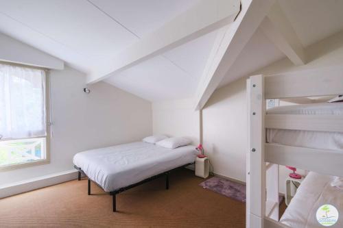 En eller flere senge i et værelse på Biscarrosse Lac- Joli duplex 6 personnes proche du lac