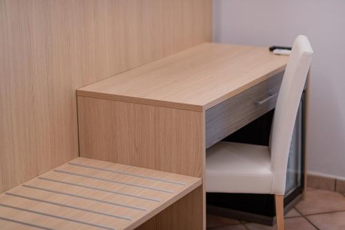 a wooden desk with a white chair next to it at Hotel Romantic in Cavaion Veronese