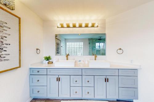 ein Badezimmer mit 2 Waschbecken und einem Spiegel in der Unterkunft Jackrabbit Jubilee in Phoenix