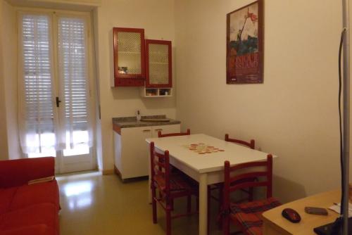 a kitchen and dining room with a table and chairs at B&B dei Filosofi Bed and Breakfast in Perugia