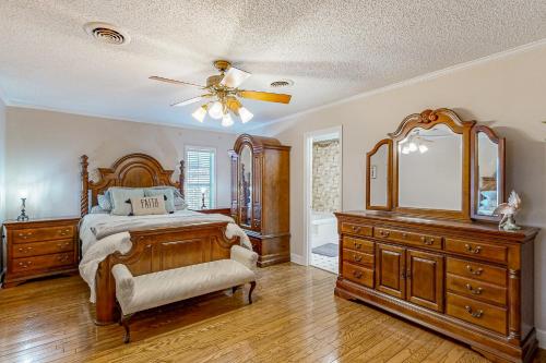 una camera con letto, cassettiera e specchio di Tupelo Honey a Saltillo