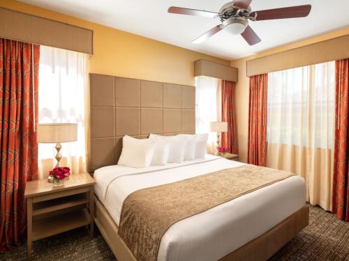 a bedroom with a large bed and a ceiling fan at Floridays Orlando Two & Three Bed Rooms Condo Resort in Orlando