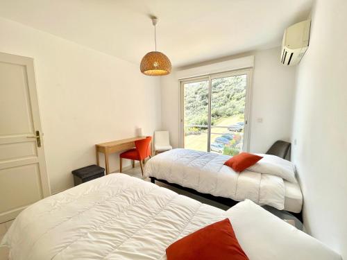 une chambre avec deux lits et une fenêtre dans l'établissement Duplex Le Diana Sanguinaires AJACCIO, à Ajaccio