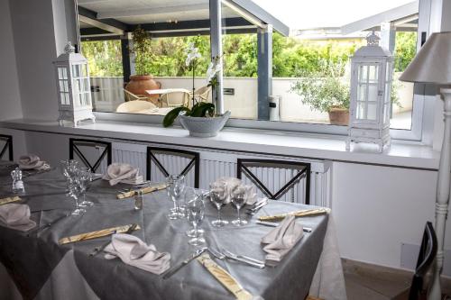 a table with glasses and napkins on top of it at Hotel Enterprise in Montalto di Castro