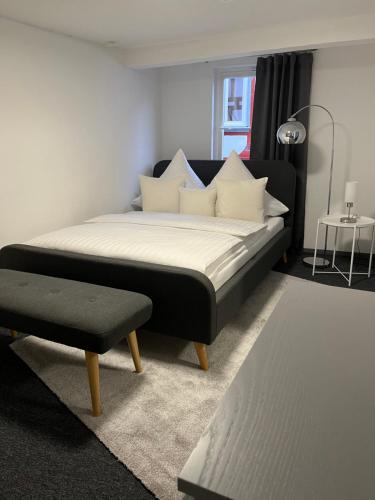 a bedroom with a large bed with white pillows at Ferienwohnungen am Markt - direkt am Historischen Marktplatz in Eschwege