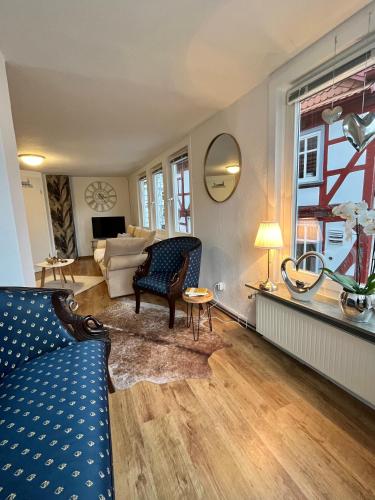 a living room with a couch and a table at Ferienwohnungen am Markt - historischer Marktplatz im Herzen der Altstadt in Eschwege