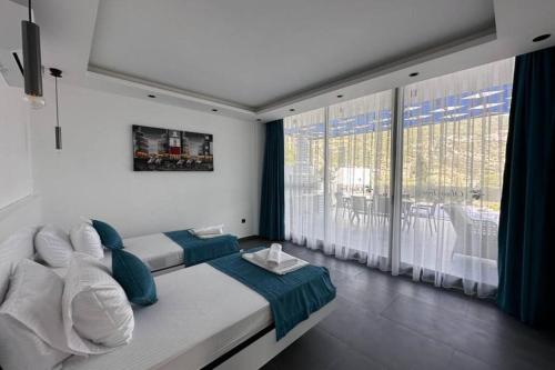 um quarto com uma cama e uma grande janela em Villa Serengeti / Kalkan em Kas