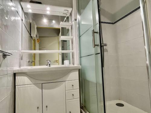 une salle de bain avec un lavabo et une douche dans l'établissement Studio cabine 4 pers, parking, clim, proche plage - FR-1-225-457, à Argelès-sur-Mer
