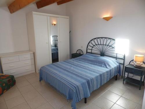 une chambre avec un lit et un grand miroir dans l'établissement Charmant T2 climatisé avec mezzanine, terrasse et piscine, idéal pour 4-6 personnes - FR-1-326-430, à Le Castellas