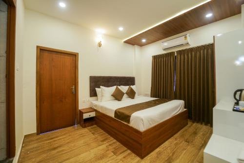 Llit o llits en una habitació de Grand Plaza Inn