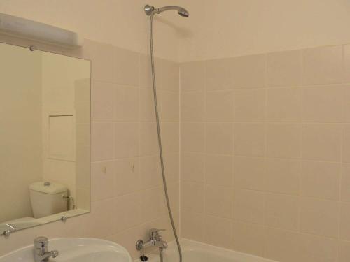 y baño con ducha, lavabo y espejo. en Appartement Fleury-Saint-Pierre-la-Mer, 1 pièce, 4 personnes - FR-1-229D-45 en Fleury