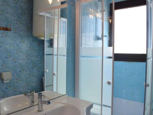 une salle de bain avec un lavabo et une douche en verre dans l'établissement Appartement à 50m de la plage, 2 Chambres, 1 Balcon, Quartier du Port Tranquille - FR-1-229D-77, à Fleury