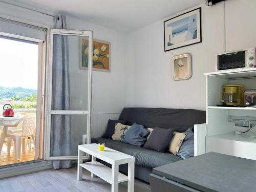 un salon avec un canapé et une table dans l'établissement Appartement 2 pièces, 4/5 couchages, proche plage et commodités, parking inclus, Bormes-les-Mimosas - FR-1-251-432, à Bormes-les-Mimosas