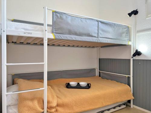 - un lit superposé avec 2 bols au-dessus dans l'établissement Appartement 2 pièces, 4/5 couchages, proche plage et commodités, parking inclus, Bormes-les-Mimosas - FR-1-251-432, à Bormes-les-Mimosas