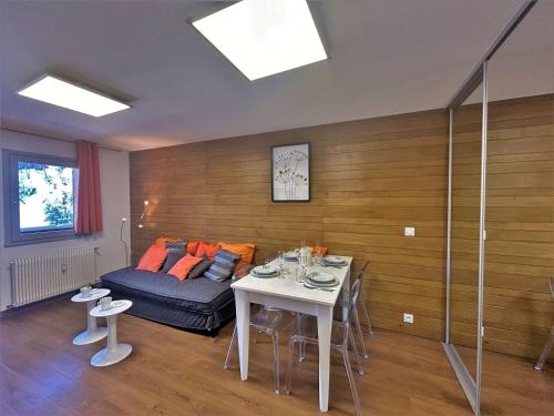 a living room with a bed and a table at Appartement Méribel, 2 pièces, 4 personnes - FR-1-180-604 in Les Allues