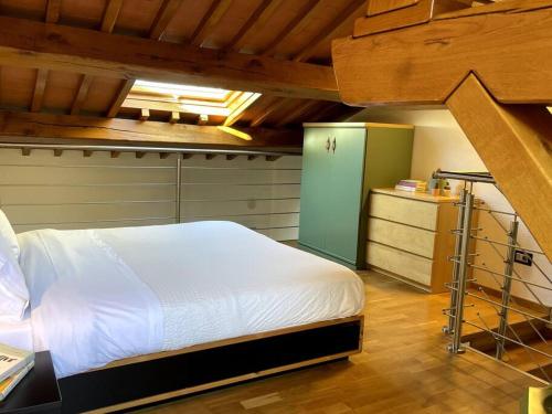 1 dormitorio con 1 cama y nevera verde en Casa giordi - intero appartamento, en Empoli