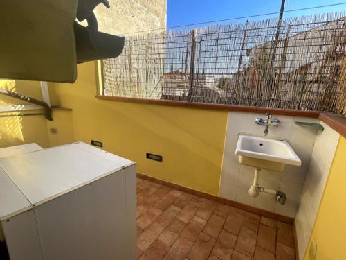 baño con lavabo y ventana en Casa giordi - intero appartamento, en Empoli