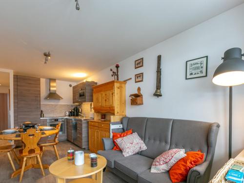 un salon avec un canapé et une table et une cuisine dans l'établissement Val d'Isère - La Daille : Appartement 3 pièces cabine, 6 pers, skis aux pieds, balcon, parking inclus - FR-1-694-342, à Val dʼIsère