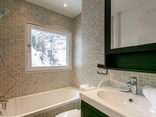 Val d'Isère - La Daille : Appartement 3 pièces cabine, 6 pers, skis aux pieds, balcon, parking inclus