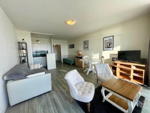 un salon avec des meubles blancs et une table dans l'établissement Studio à Quiberon - 3 pers, 150m plage, parking dispo - FR-1-478-269, à Quiberon