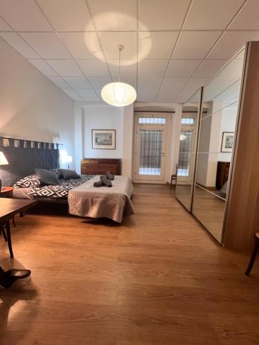 Postel nebo postele na pokoji v ubytování Loft with private parking